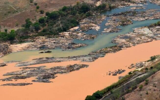 Onda de lama, procedente do rompimento de barragens em Mariana (MG), invade o Rio Doce