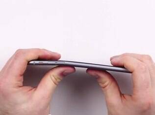 Novos iPhone 6 e iPhone 6 Plus podem sofrer deformações quando colocados no bolso