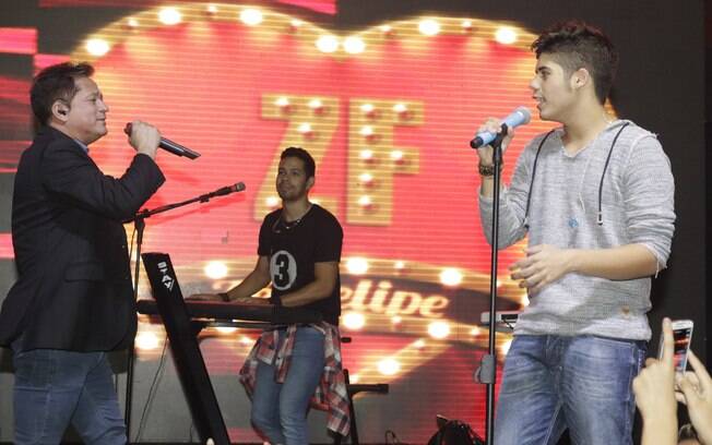 Zé Felipe canta com seu pai, Leonardo. Foto: Divulgação