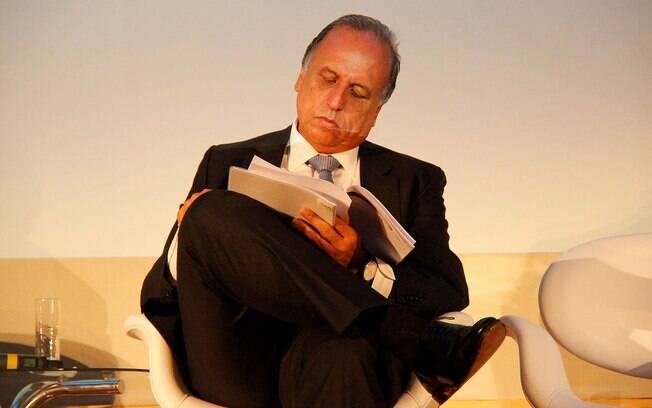Governador do Rio, Luiz Fernando Pezão (PMDB) alterou data de pagamento de servidores para aliviar as contas do Estado