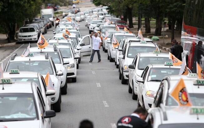 Taxistas protestam contra Uber no centro de São Paulo