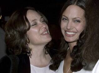 Angelina com a mãe, em 2001: atriz optou pela retirada das mamas para reduzir as chances de ter câncer
