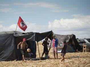 Integrantes do Movimento Sem-Terra em acampamento em Brasília