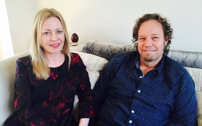 Nina Howell e Charl Chapman aprovam procedimento com sangue nas partes íntimas Nina Howell e Charl Chapman aprovam procedimento com sangue nas partes íntimas