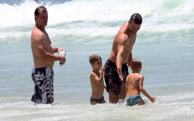 Rodrigo Hilbert brinca com os filhos no mar