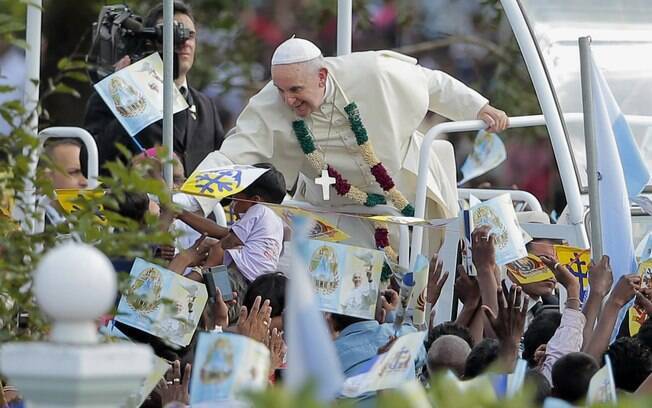 Papa Francisco estende a mão para tocar em seus devotos enquanto chega à igreja de Nossa Senhora de Madhu em Madhu, Sri Lanka (14/01)