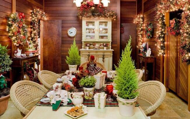 A mesa pode ainda receber pinheiros típicos do Natal, como os usados por Elizabeth Sales