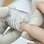 Deixe as unhas dos anelares base e aplique os flocos brilhantes; nos restantes passe duas mãos de um esmalte com glitter. Foto: Fernando Genaro/Fotoarena
