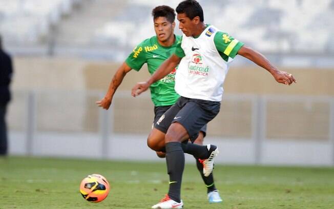 Leandro tenta recuperar a bola de Paulinho, durante o treino da seleção brasileira