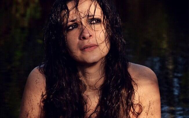 A atriz Sabrina Korgut posa nua em um lamaçal como Ophelia