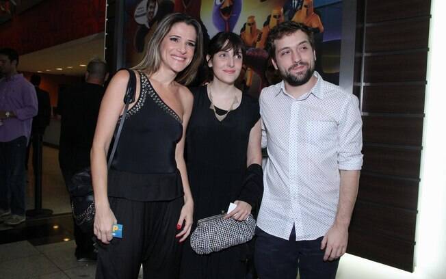 Ingrid Guimarães fotografa ao lado do casal Clarice Falcão e Gregório Duvivier