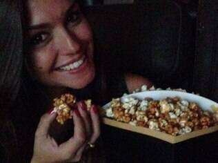 Actress poses with a bag of popcorn at the cinema and calls Michel Teló her husband