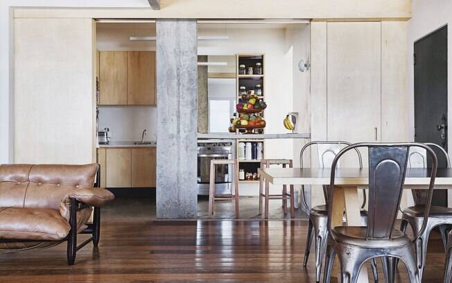 No apartamento de Fernanda Lima, uma porta de correr separa a cozinha da sala, quando necessário 