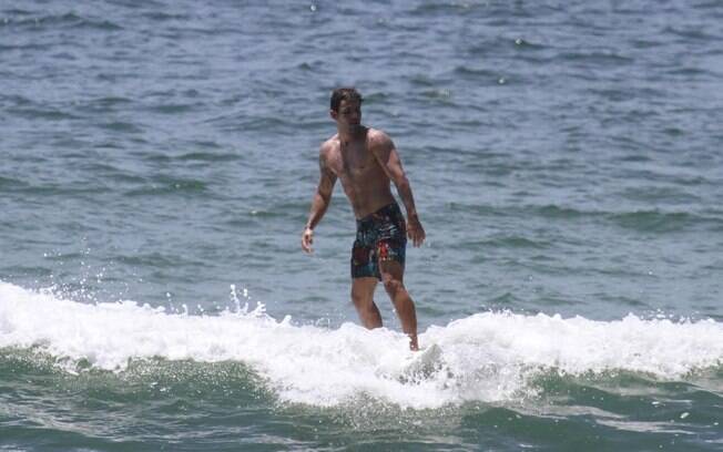 Juliano Cazarré também escolheu a praia da Macumba, no Rio, para surfar