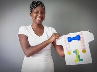 A designer Livia Albuquerque com a camiseta de palhaço pronta
