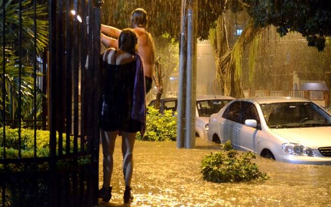 Moradores tentam escapar de alagamento na Avenida Paula Souza, no bairro do Maracanã, no Rio
