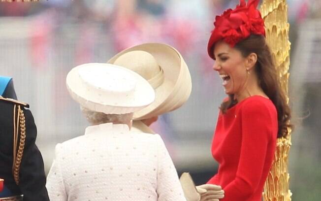Kate se diverte no encontro com a Rainha Elizabeth e Camila Parker-Bowles na comemoração do Jubileu