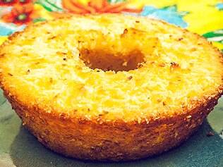 Aprenda a fazer bolo de macaxeira para entrar no clima de festa junina