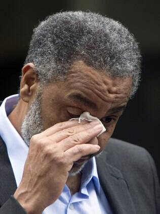 Ray Hinton se emociona após deixar presídio onde viveu desde que tinha 29 anos de idade