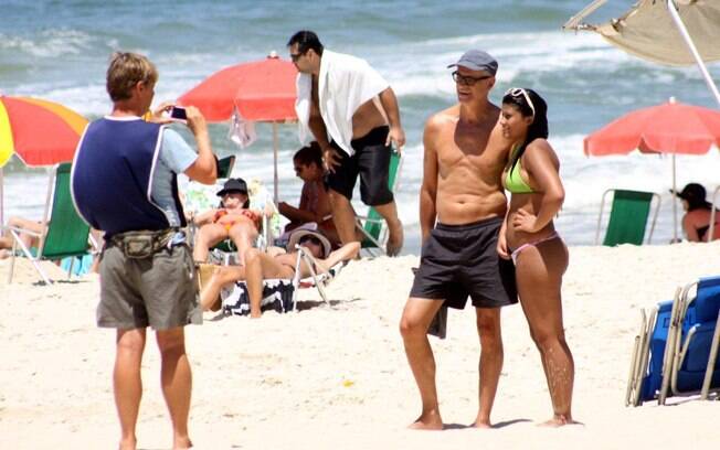 O ator posou para fotos com a fã que estava na praia e se aproximou