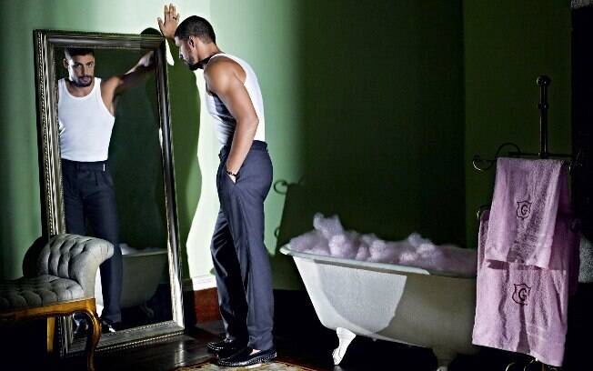 Cauã Reymond fotografa para a revista Glamour de abril