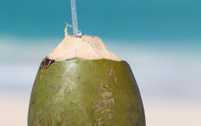 Água de coco: o álcool tem ação diurética e faz com que a pessoa perca muito potássio e sódio. Além de hidratar, água de coco repõe estes minerais. Foto: Getty Images