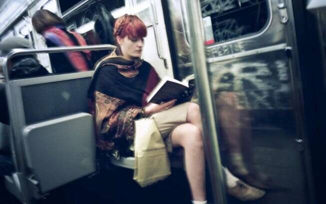 Florence Welch aproveita tempo livre no metrô em Londres para ler livro