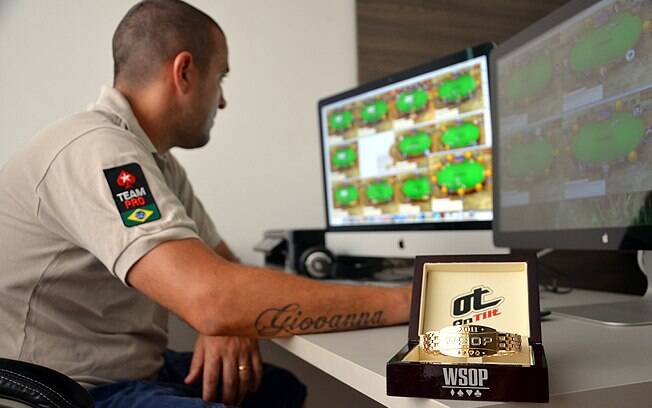 Em dois monitores, Akkari joga até 18 partidas de pôquer online ao mesmo tempo