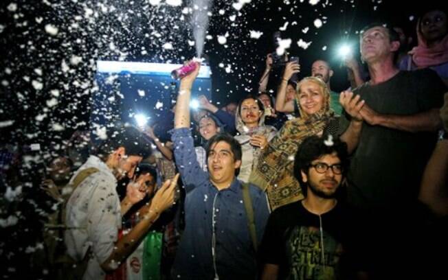 Iranianos celebram nas ruas de Terrã; Congresso dos EUA tem 60 dias para analisar acordo. Foto: AP