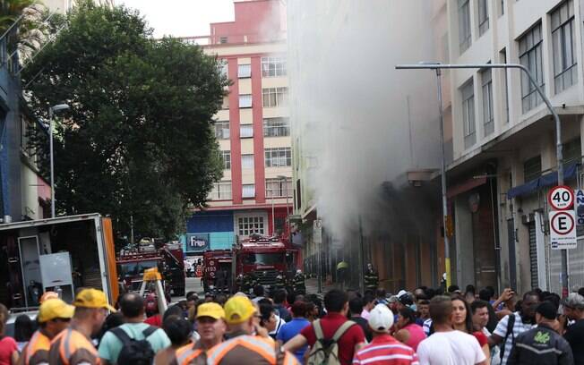 Comerciantes e consumidores acompanham o trabalho do Corpo de Bombeiros