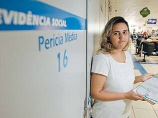 Estresse. Com vários laudos médicos caracterizando depressão, a comerciária Emiliene Duarte Madureira tenta provar que não tem condições de trabalhar