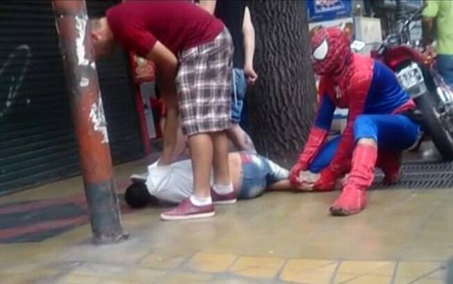 Homem-aranha impede assaltante de cometer crime na Argentina