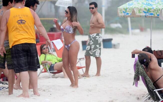 Babi Rossi curte praia com os amigos e chama a atenção de grupo de rapazes na areia