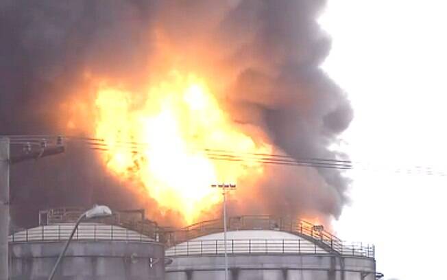 Incêndio atinge tanques na área industrial da Alemoa, em Santos