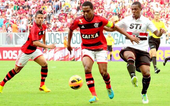 Elias protege a bola da marcação de Wellington em ataque do Flamengo