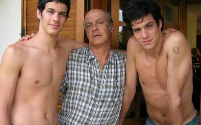 Mateus Solano (à esq.) em família, com o pai e irmão