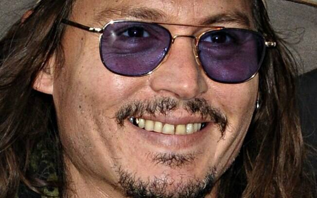 Johnny Depp sempre chamou atenção pelo sorriso amarelado