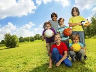 Brincar ao ar livre diminuiu incidência de miopia em crianças, diz pesquisa