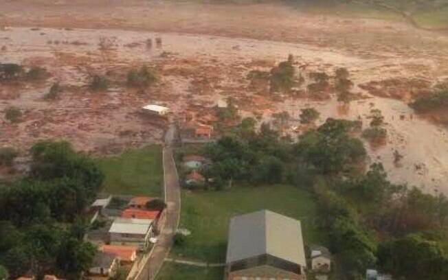 Rompimento de barragem de rejeitos da mineradora Samarco inundou  com lama tóxica o vilarejo de Bento Rodrigues, em Mariana (MG), na quinta-feira (5)