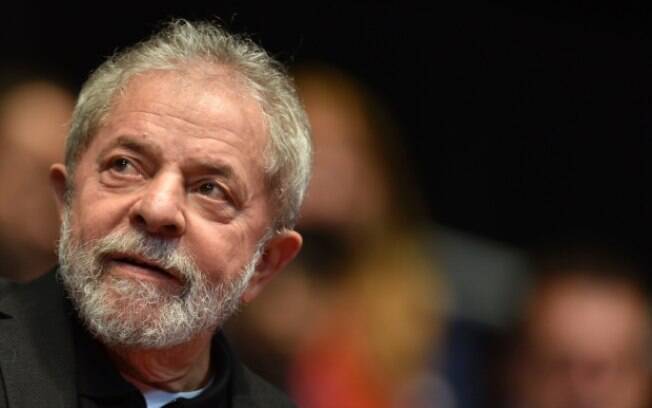 Polícia Federal indicia Lula por corrupção e lavagem no caso do tríplex do Guarujá