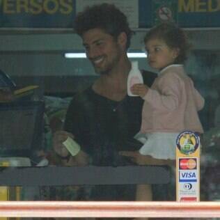 Cauã Reymond circula com a filha, Sofia, pelo Rio de Janeiro
