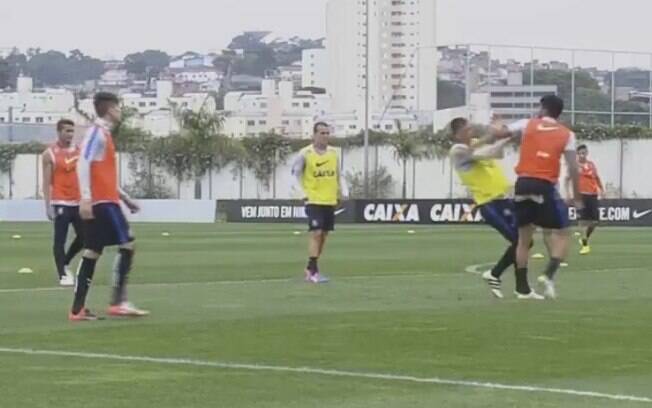 Vilson acerta soco em Marciel no treino do Corinthians