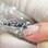 Aplique uma camada de glitter comum, até o meio da unha; depois, paase um esmalte com flocos maiores de brilho, só nas pontas das unhas. Foto: Fernando Genaro/Fotoarena