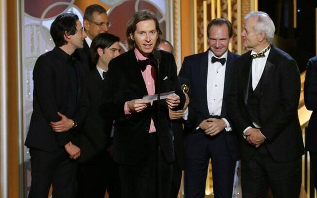 A equipe de 'O Grande Hotel Budapeste' comemora o prêmio de melhor filme de comédia ou musical. Foto: AP