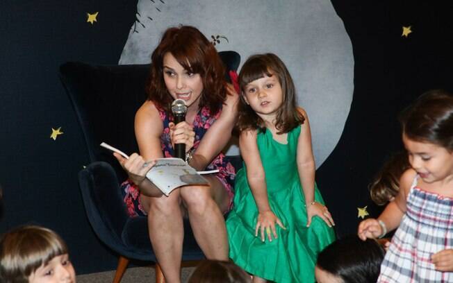 Logo cedinho, no sábado, Débora Falabella fez uma leitura do livro 'O Pequeno Príncipe' ao lada filha Nina...