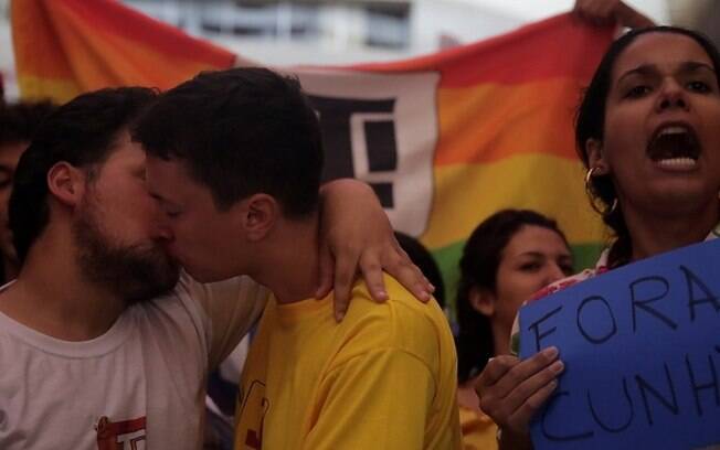 Beijo gay marca protesto contra Eduardo Cunha