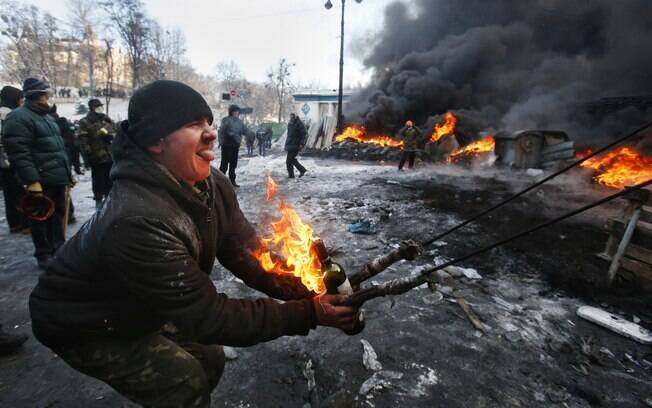 Manifestante usa enorme estilingue para lançar coquetel molotov contra a polícia 
em Kiev (23/1)