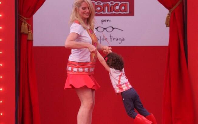 Letícia Spiller desfila com a filha Stella em evento infantil