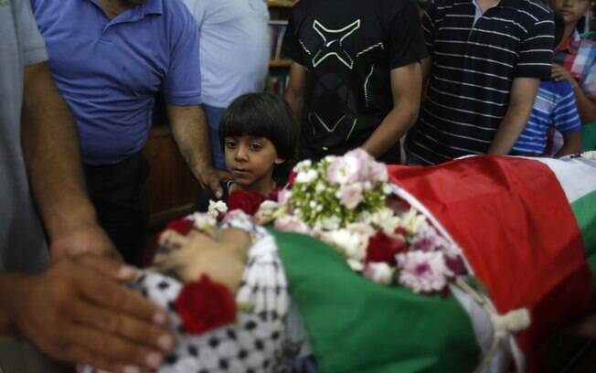 Pessoas vão ao velório do palestino Mohammed al-Araj, morto por tropas israelenses, de acordo com médicos da região (25/7)