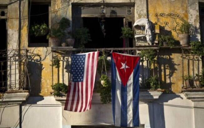 Bandeiras dos EUA e de Cuba são exibidas em sacada em Havana: reaproximação entre os países não deve afetar relação comercial com Brasil, segundo analistas